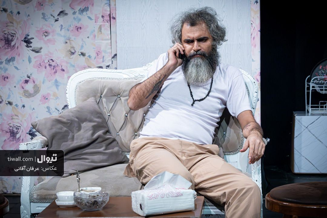 بهنام زینعلی در صحنه‌ای از نمایش آپرکات
